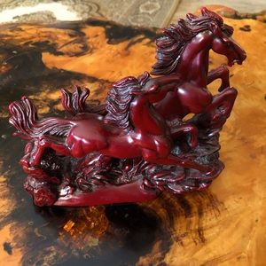CHINESE CARVED HORSES STATUE/SCULPTURE RED RESIN COMPOSITION COLORROSEWOOD